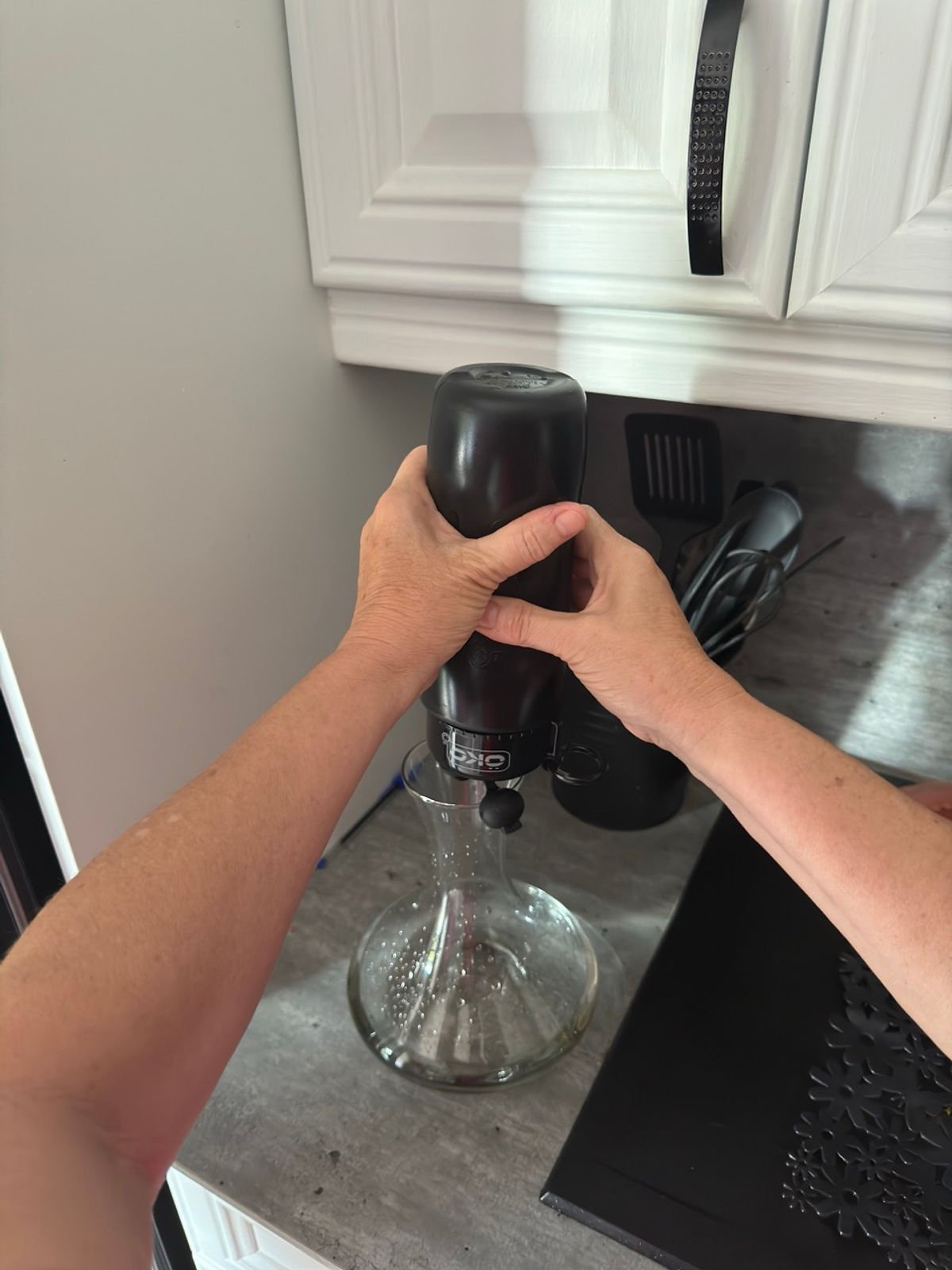 Filtration de l'eau du robinet avec la gourde OKO