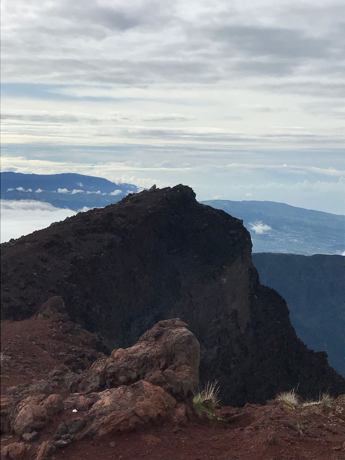 Randonnée Piton des Neiges: Le Piton de la fournaise dans le fond