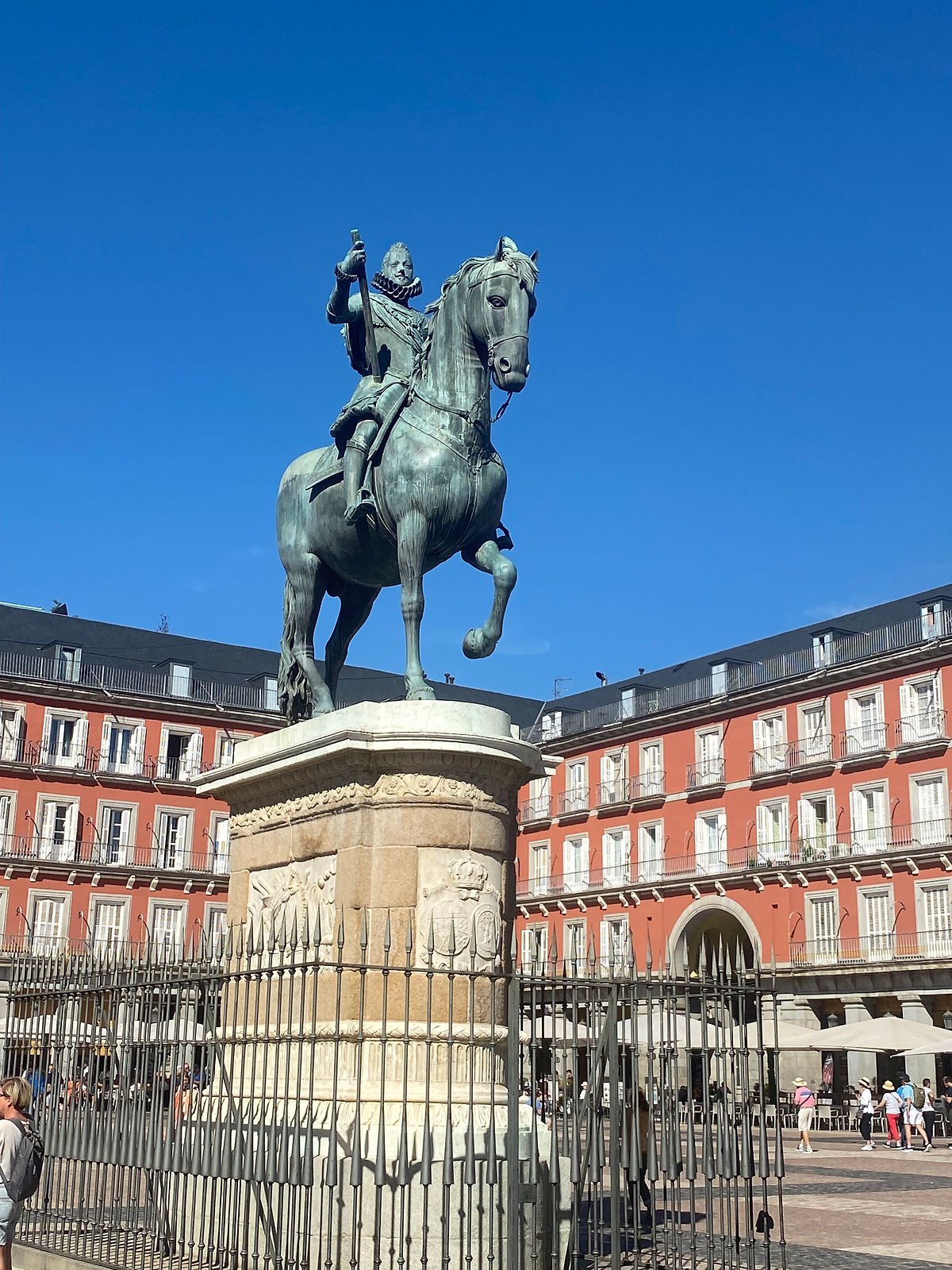Visiter Madrid:  Statue du centre de la Plaza Mayor