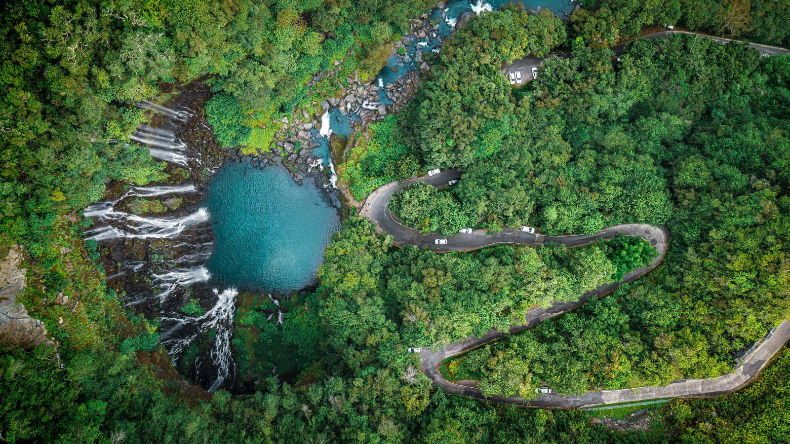 Cascade au cœur des reliefs verdoyants de La Réunion pour illustrer l’ambiance de Grand Bassin