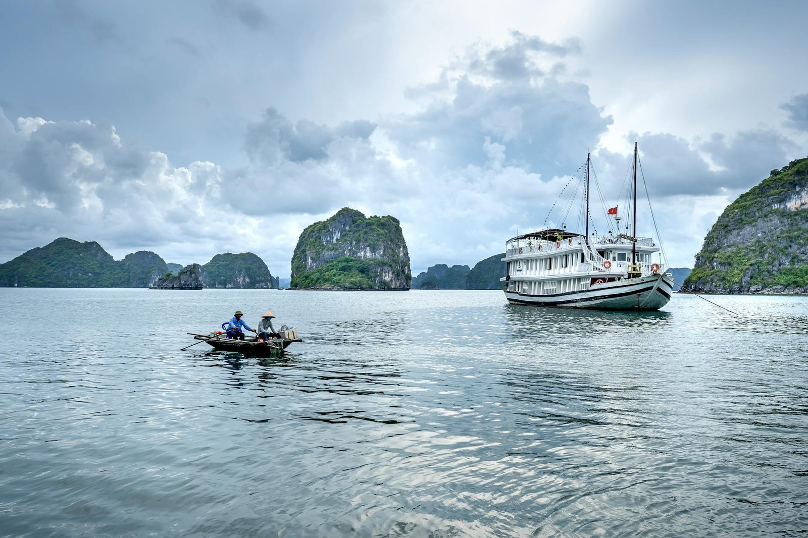 Baie d’Ha Long avec bateaux et pitons calcaires au Vietnam