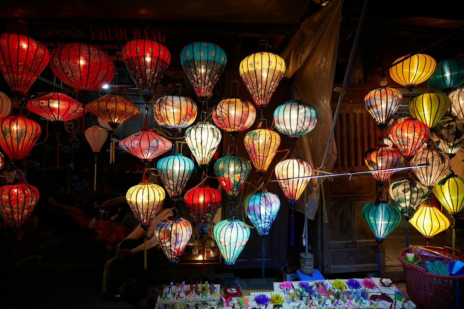 Lanternes colorées dans le marché de nuit de Hoi An