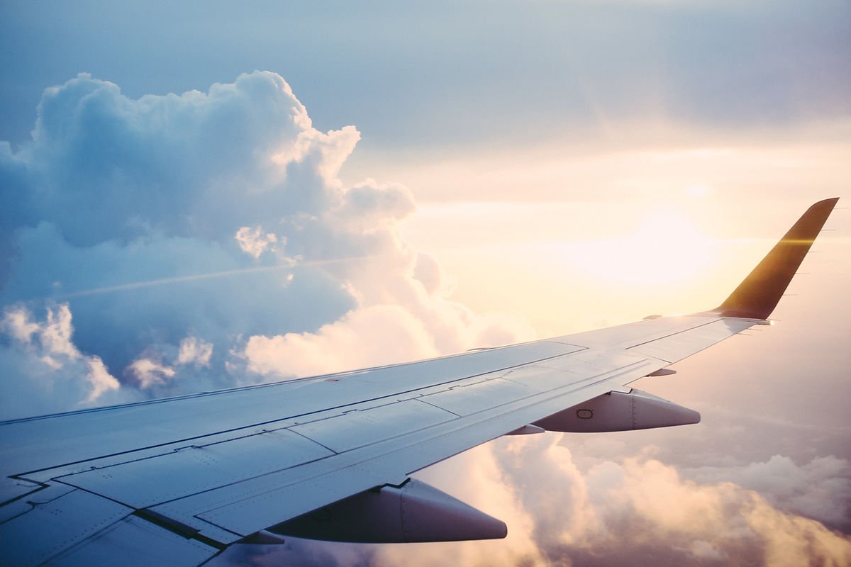 Avion dans les airs