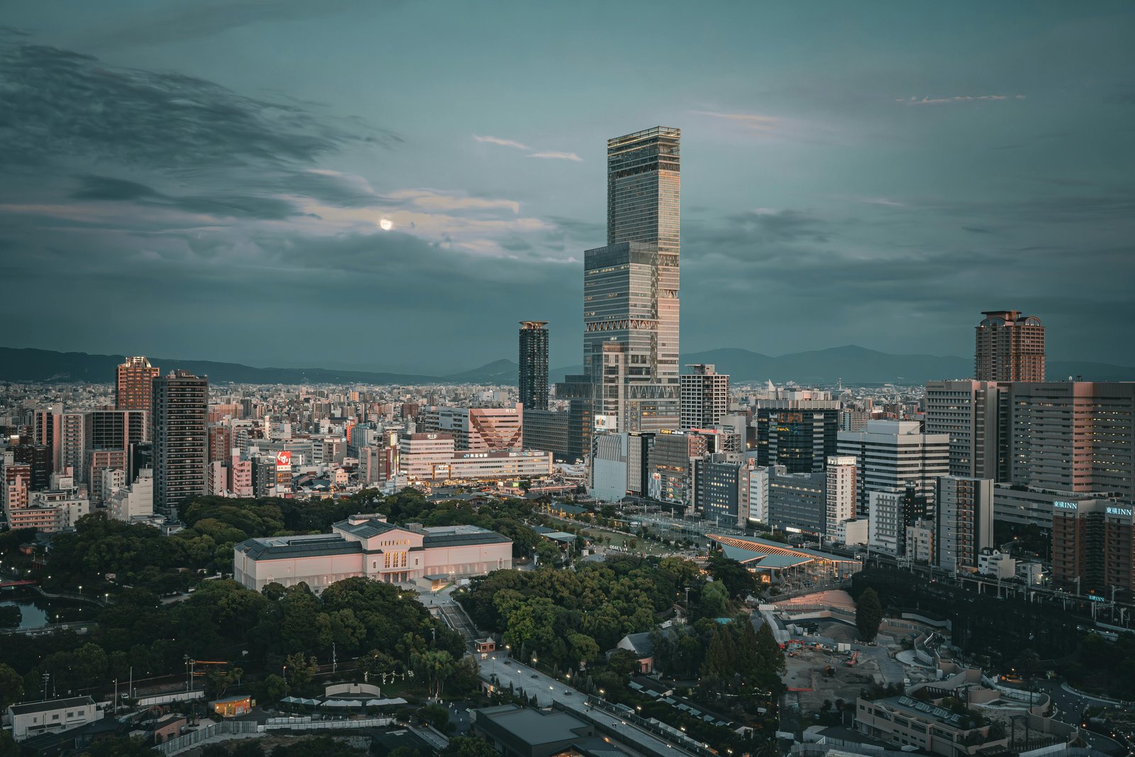 Vue panoramique de la skyline d’Osaka au crépuscule