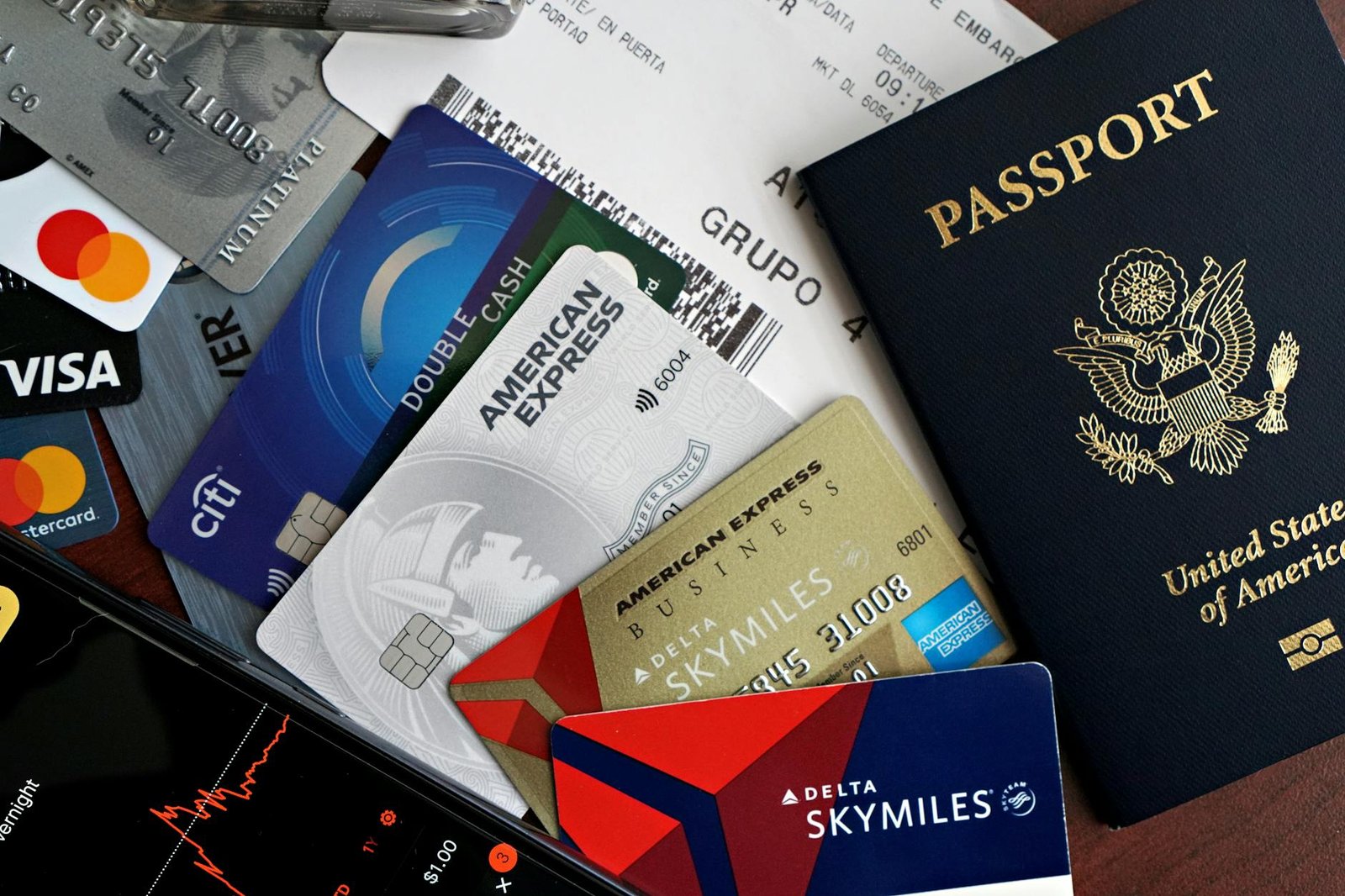 Passeport, cartes bancaires et carte d’embarquement pour illustrer la préparation d’un voyage long-courrier