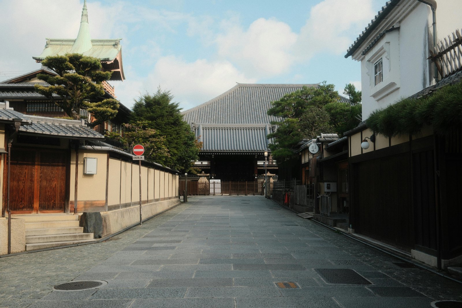 Rue calme à Kyoto menant vers un temple traditionnel