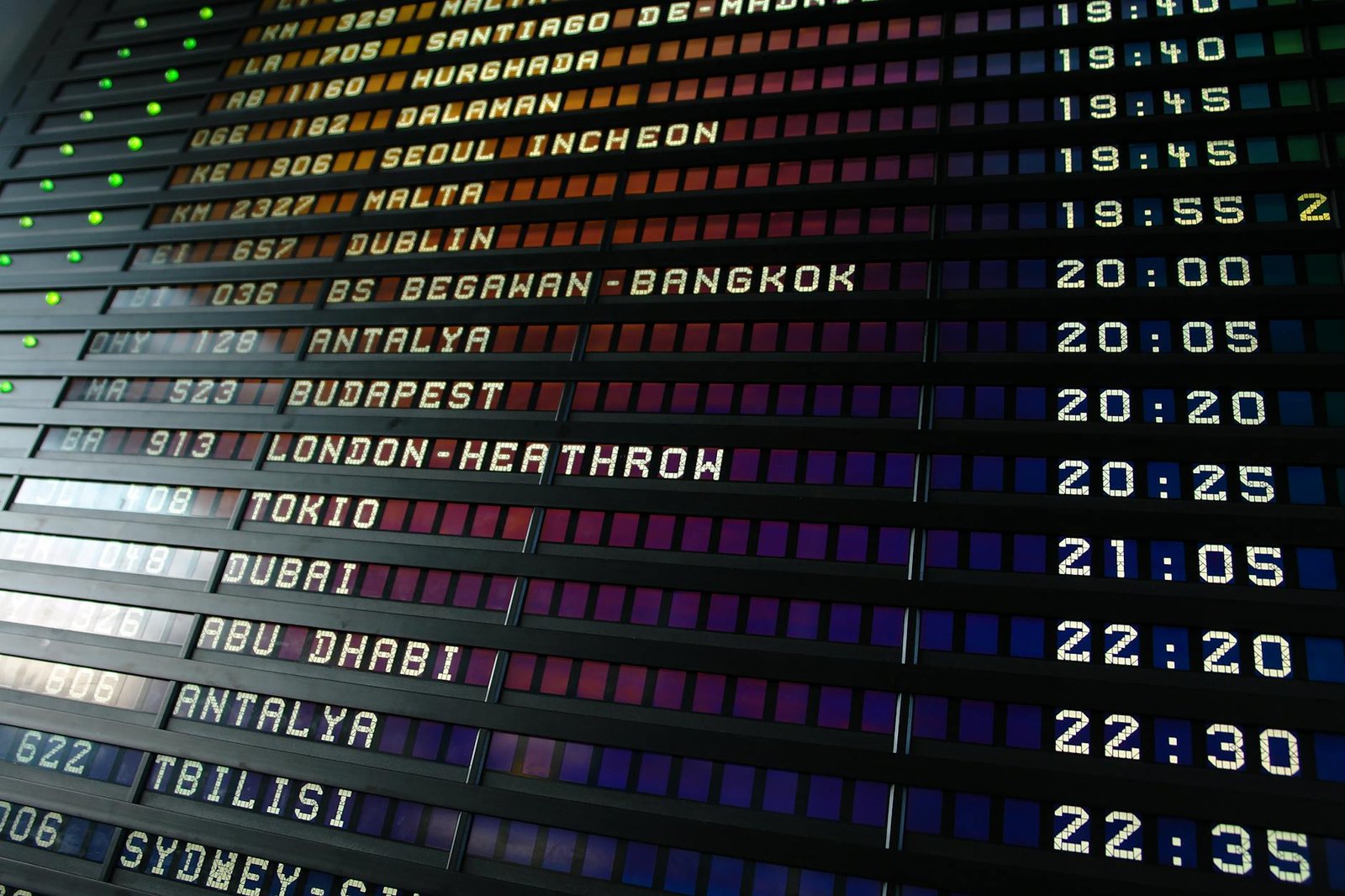 Tableau des départs d’aéroport pour illustrer la comparaison des horaires et des périodes de réservation