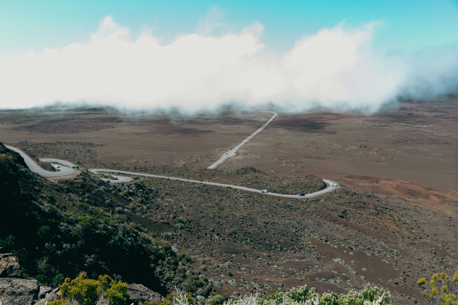 Route et vallée verdoyante sur les hauteurs de La Réunion avant une randonnée vers Grand Bassin