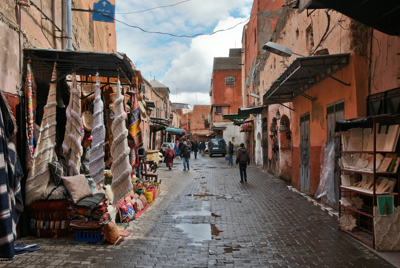 Rue animée de la médina de Marrakech avec souk et passants
