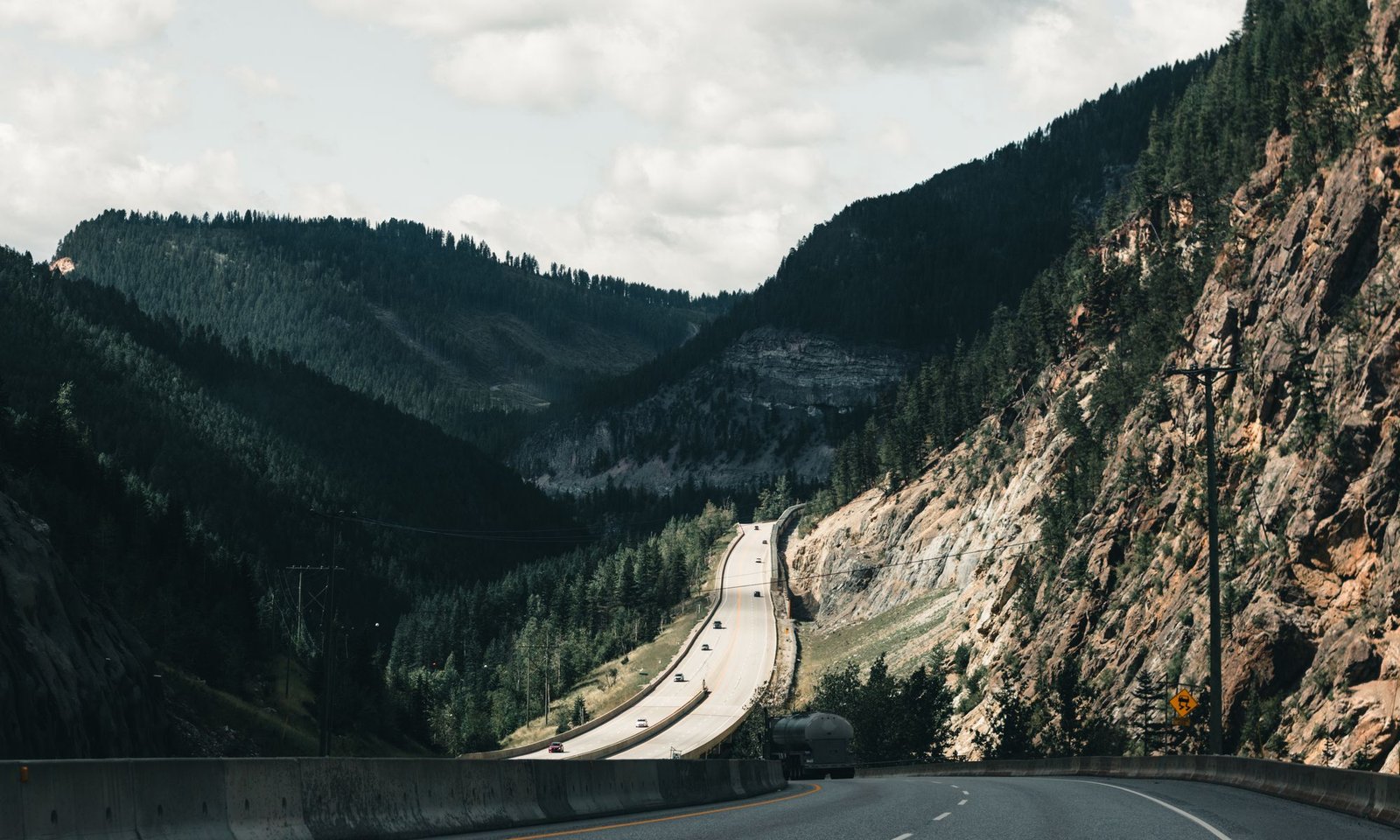 Route panoramique dans les Rocheuses canadiennes