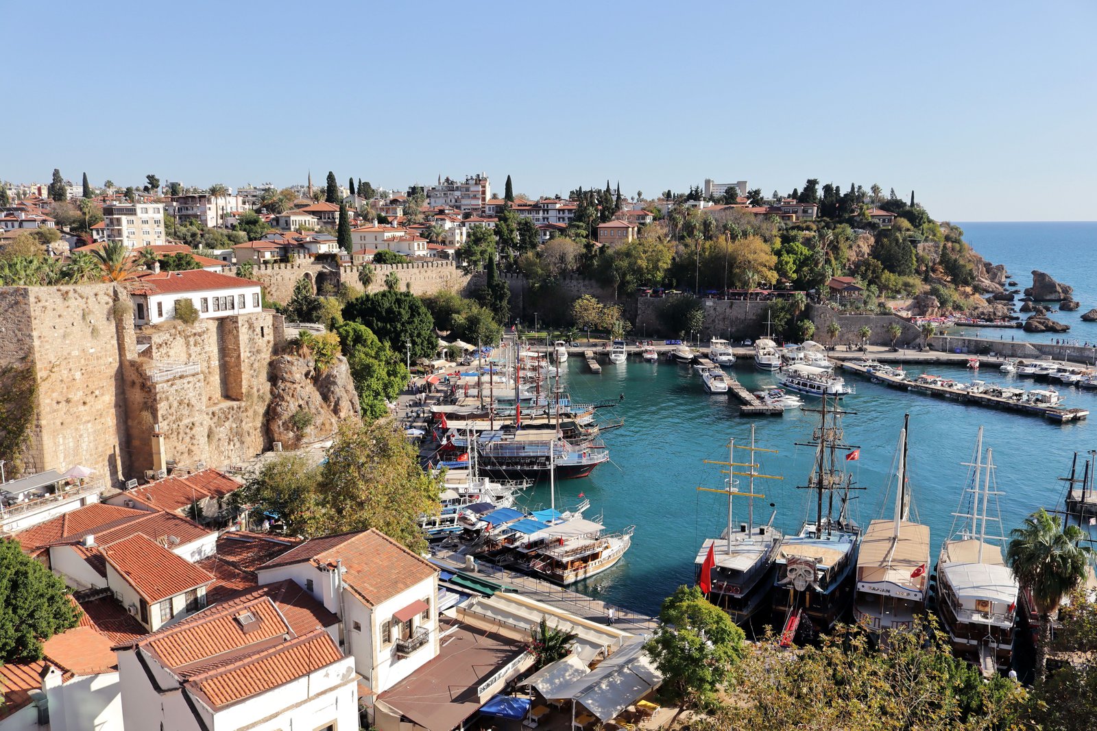 Port et côte rocheuse d’Antalya en Turquie