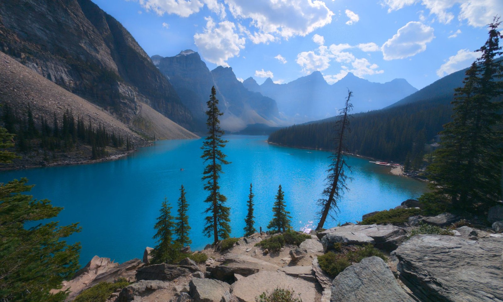 Lac Moraine et montagnes dans le parc national de Banff au Canada