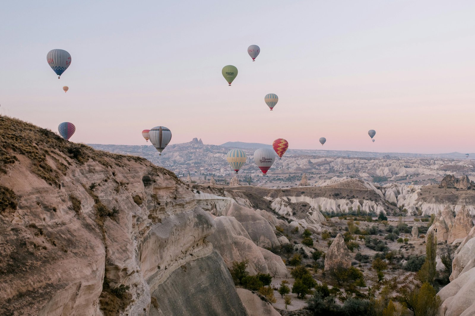 Montgolfières au-dessus des paysages de Cappadoce au lever du soleil