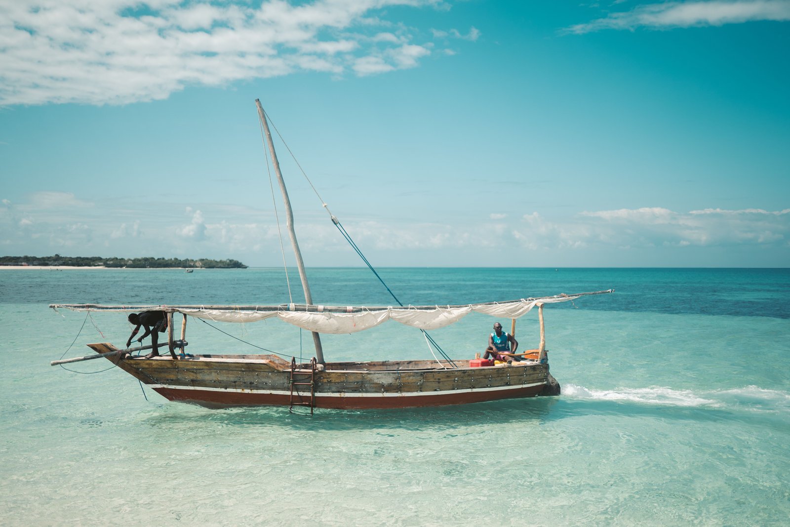Pêcheurs sur un dhow traditionnel au large de Zanzibar