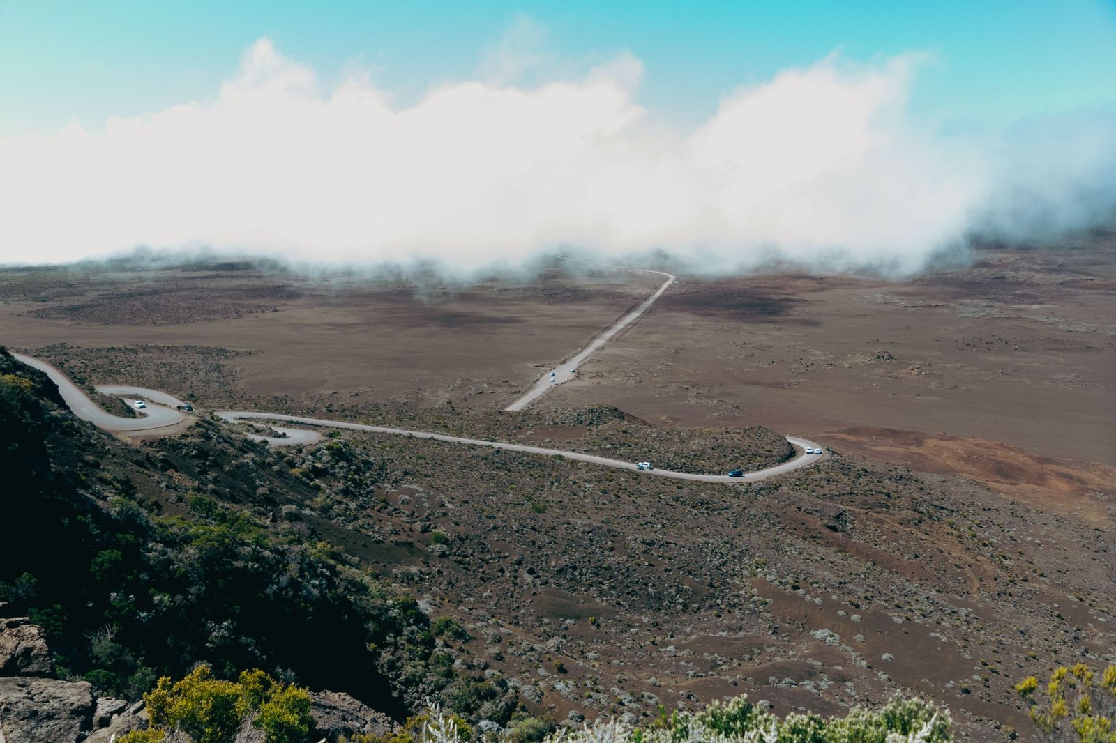 Route traversant un paysage volcanique pour illustrer la Route des Laves à La Réunion