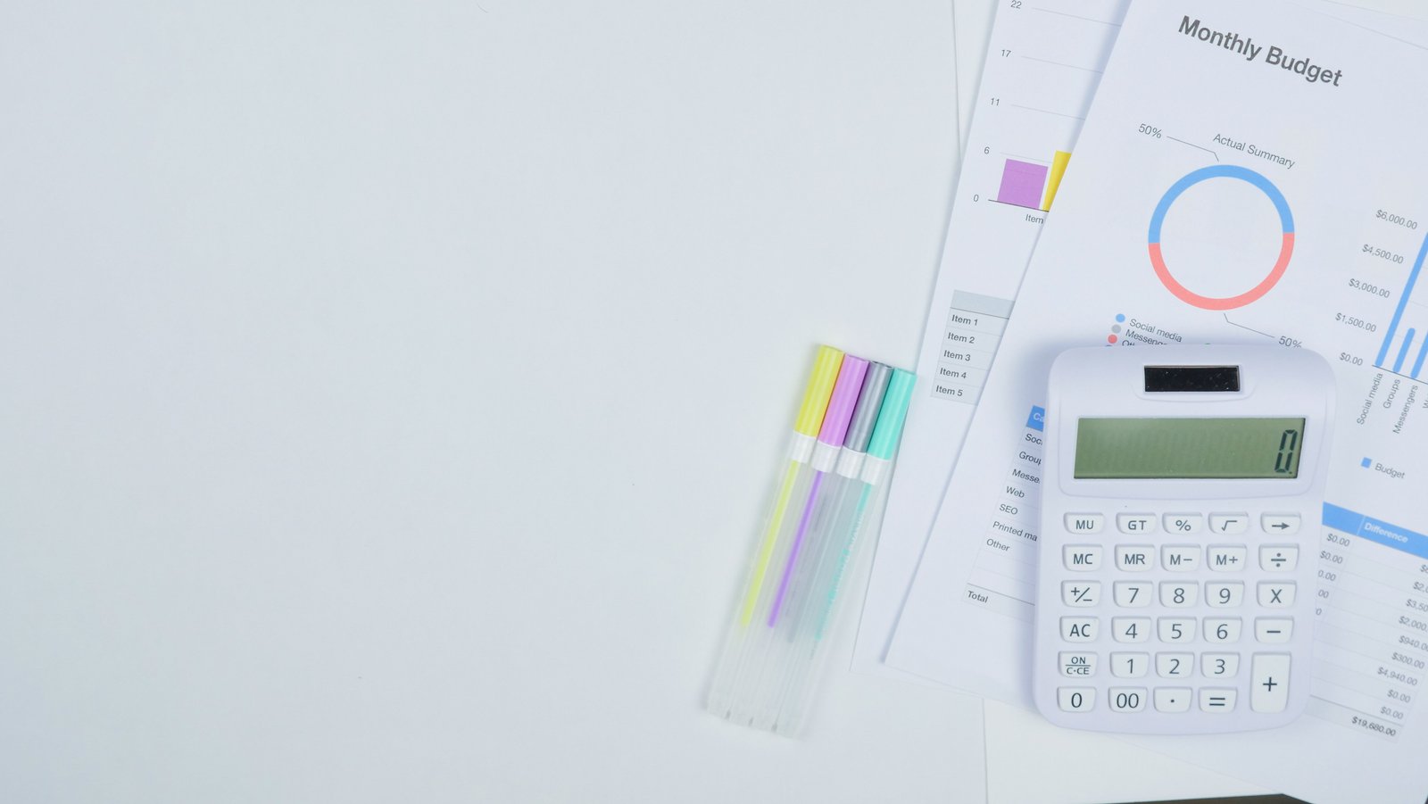 Documents de planification budgétaire avec calculatrice sur un bureau pour illustrer une méthode simple de budget voyage