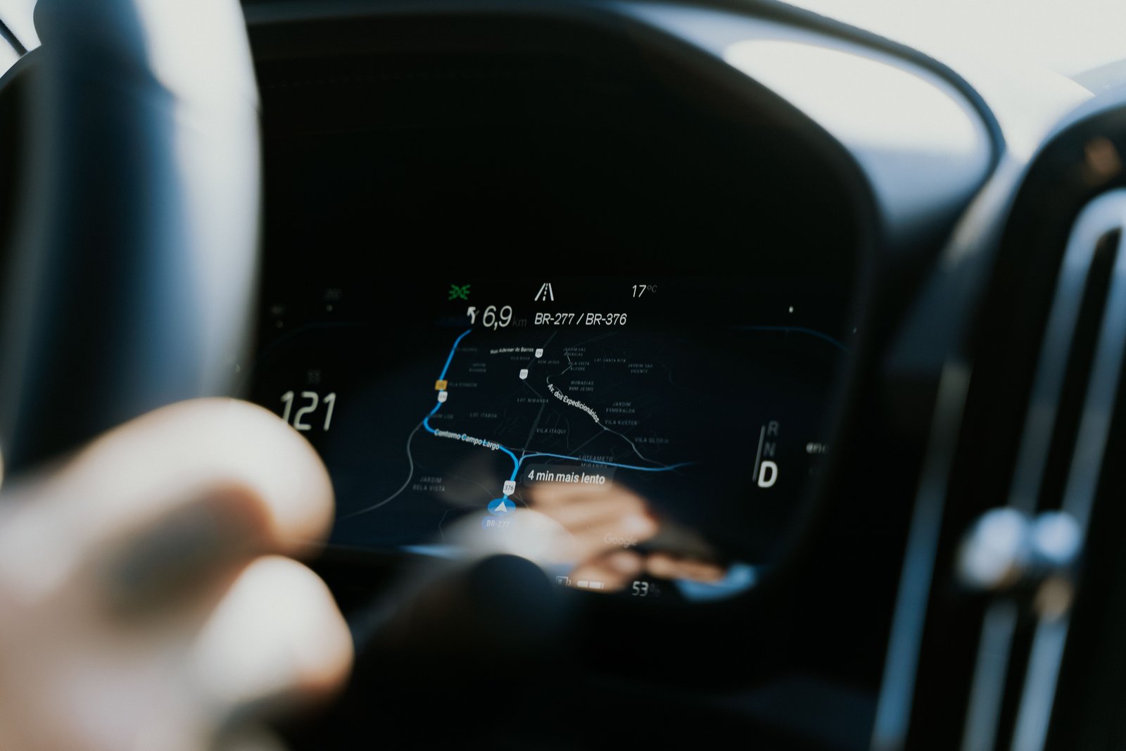 Écran de navigation sur le tableau de bord d’une voiture pour illustrer la préparation d’un trajet à l’étranger