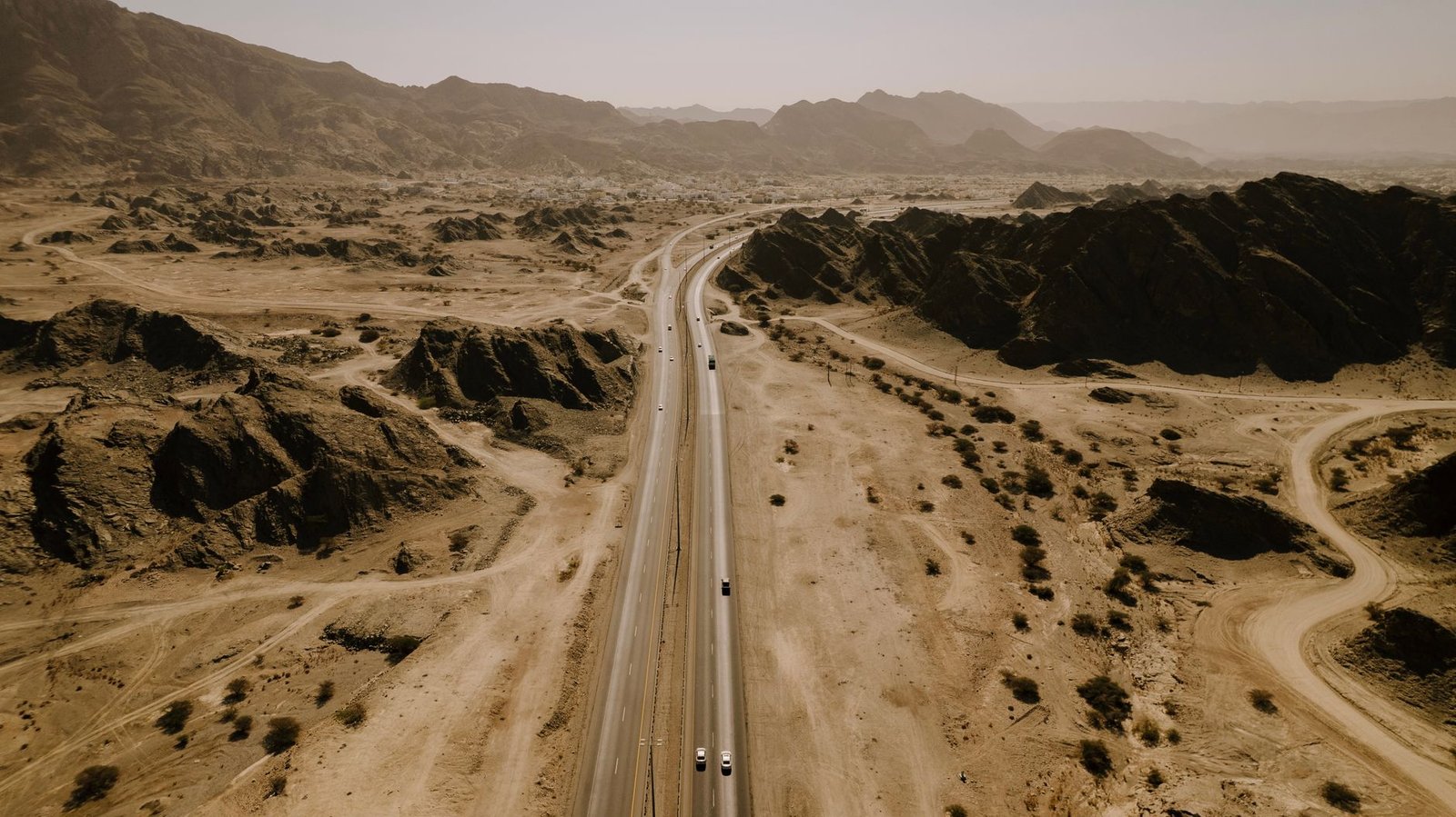 Route traversant un paysage désertique à Oman