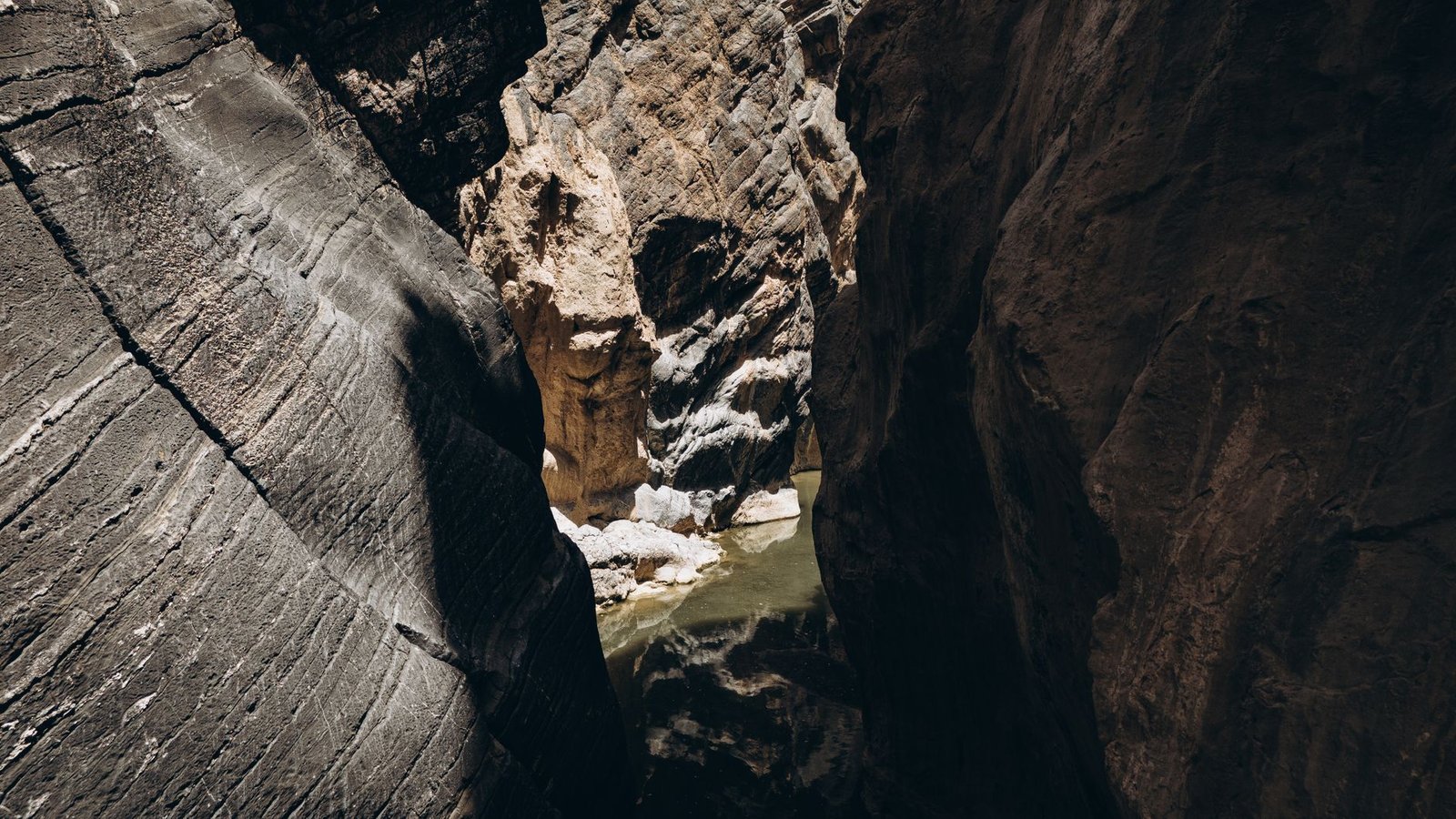 Vue aérienne d’un canyon avec eau à Oman
