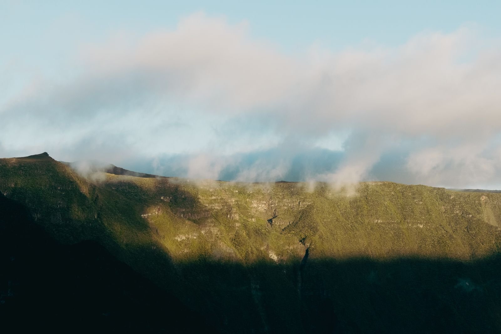 Panorama montagneux à La Réunion au lever du jour