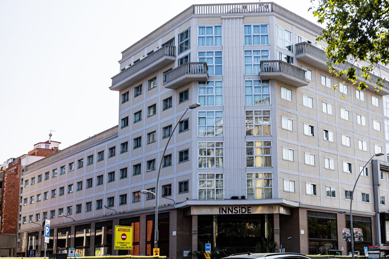Façade d’un hôtel en ville