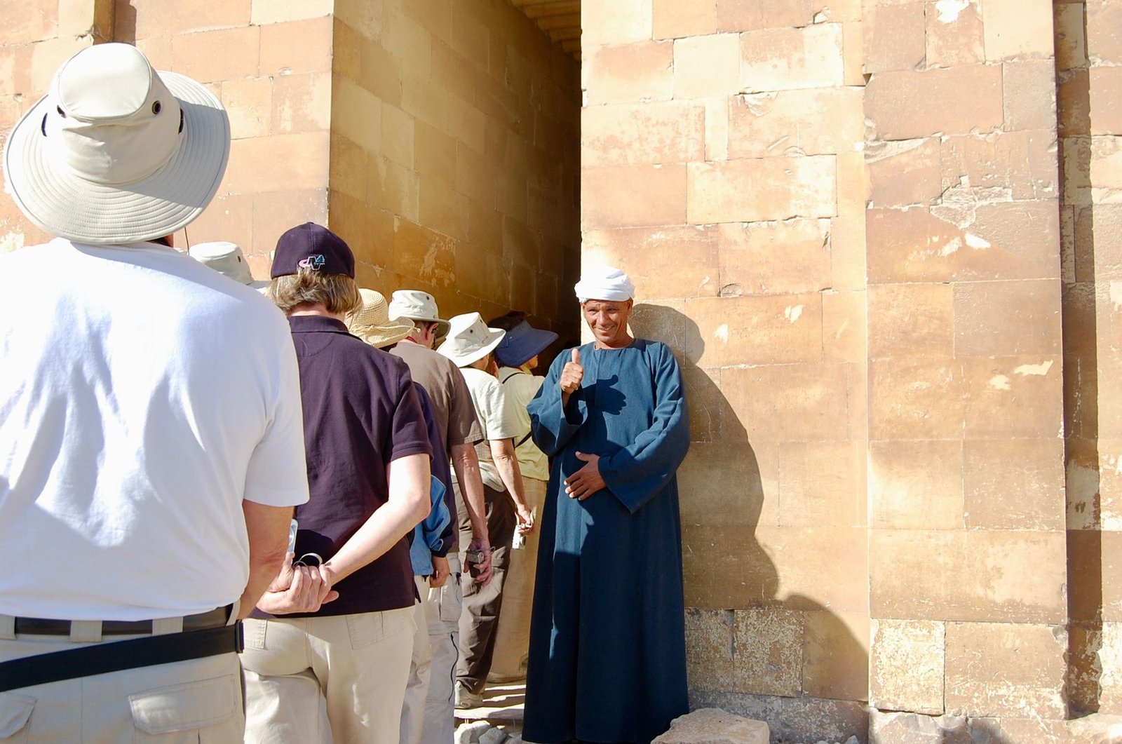 Guide local accueillant des voyageurs sur un site historique
