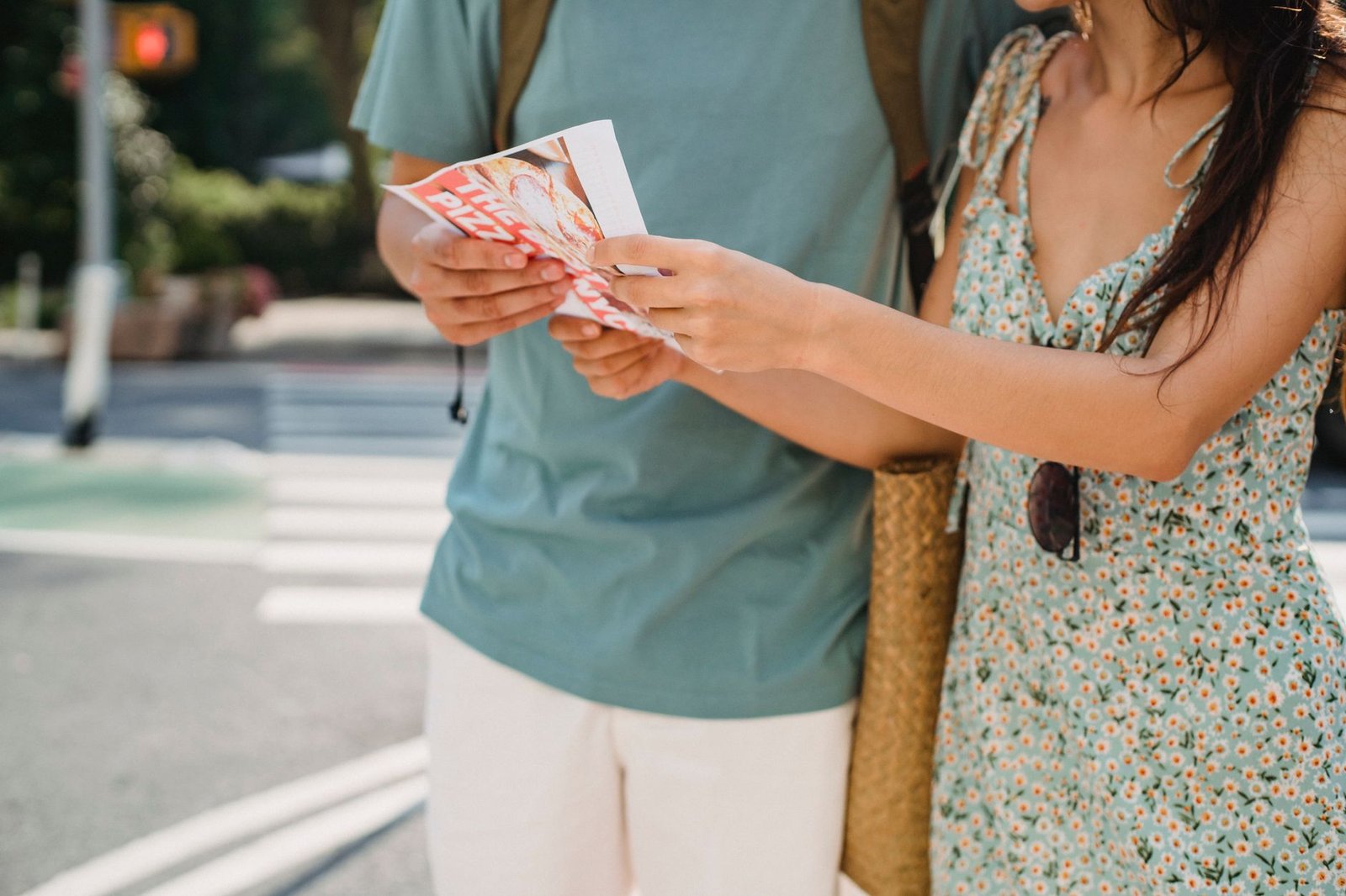 Voyageurs consultant une carte pour préparer leurs activités