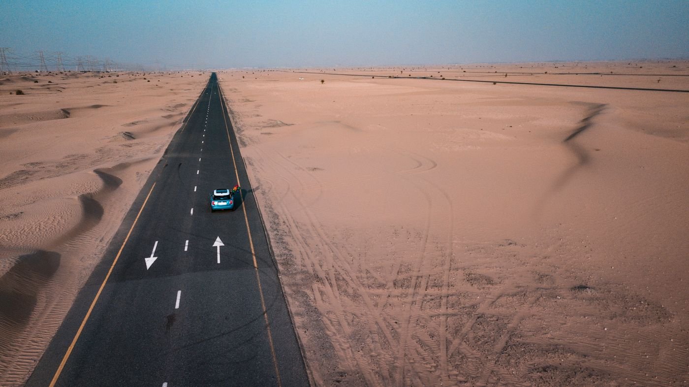 Vue aérienne d'une route dans le désert près de Dubaï