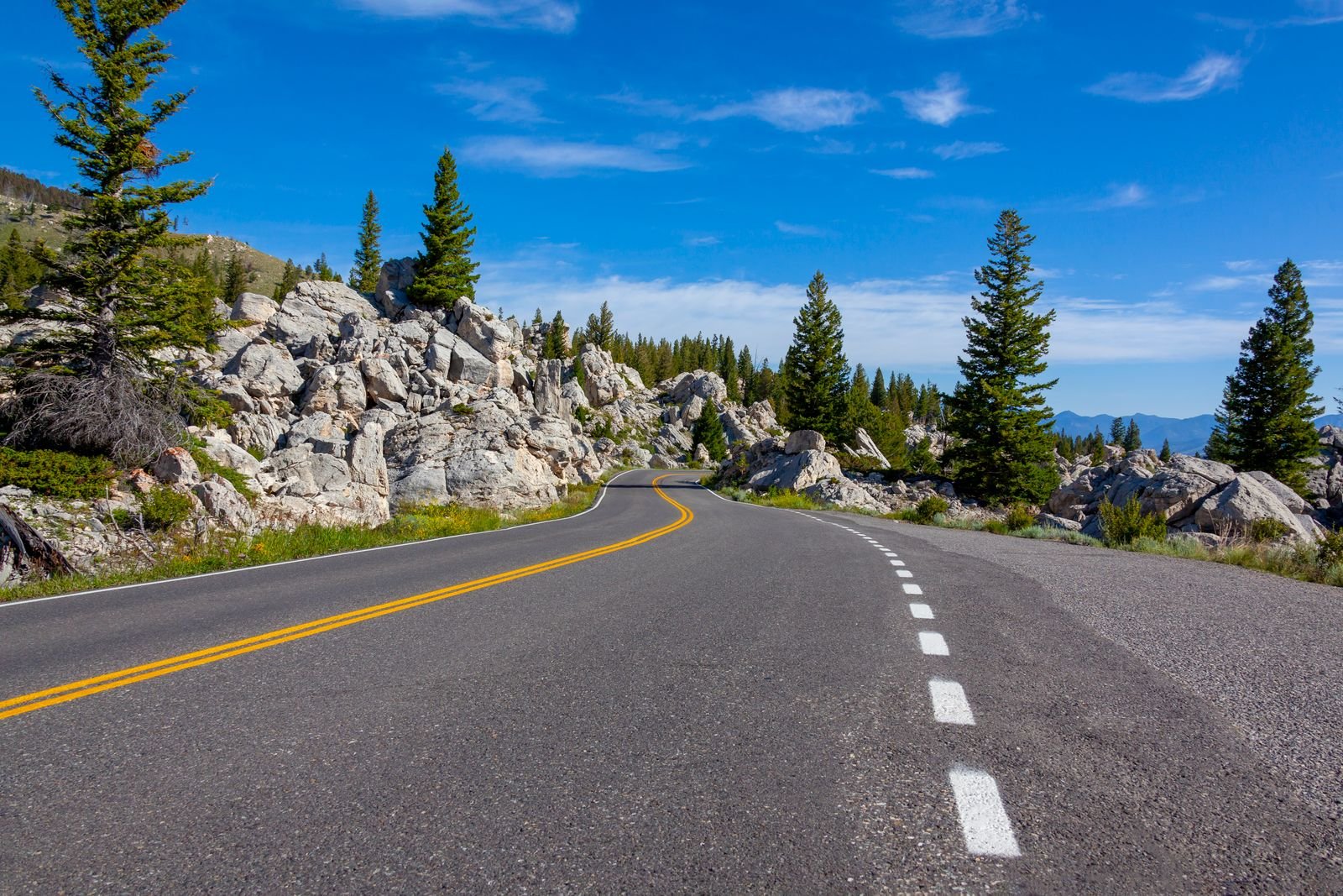 Route sinueuse dans un parc national de l'Ouest américain