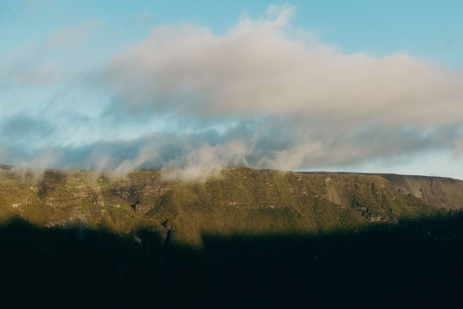 Montagnes verdoyantes et nuages à La Réunion pour illustrer les paysages de Mafate