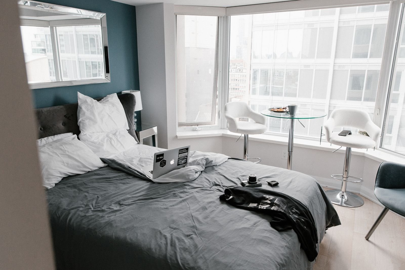 Chambre d’hôtel avec ordinateur portable et table de petit-déjeuner