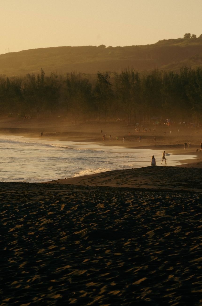 Vue de plage au coucher du soleil à La Réunion