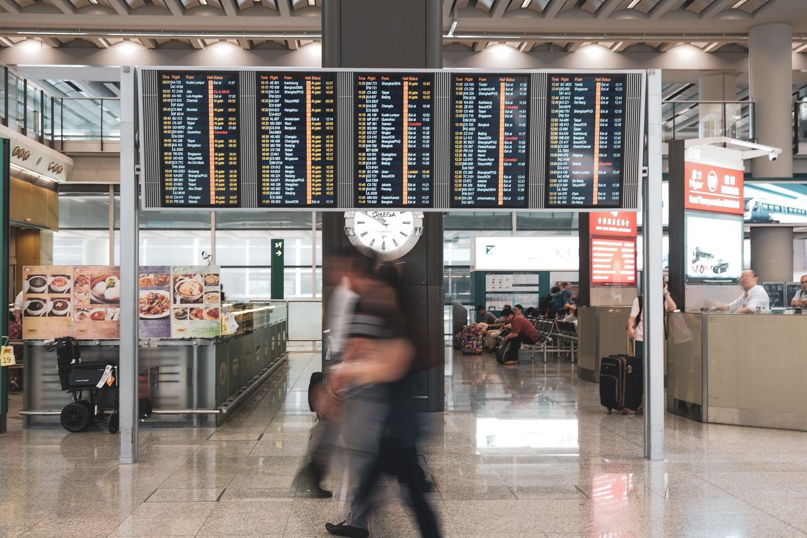 Voyageurs dans un terminal d’aéroport avant un vol