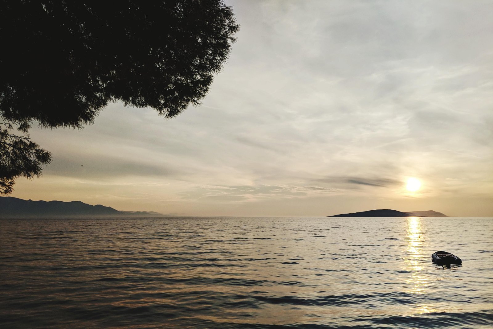 Coucher de soleil sur la côte adriatique près de Zaostrog en Croatie