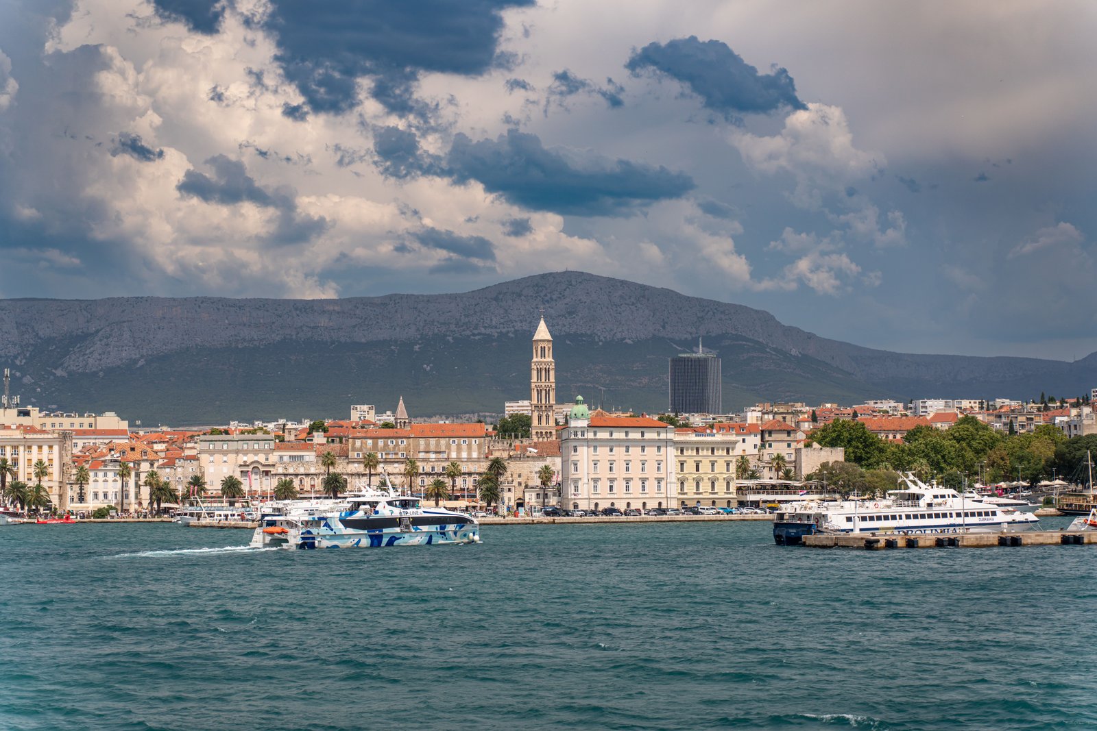 Front de mer et palais de Dioclétien à Split en Croatie