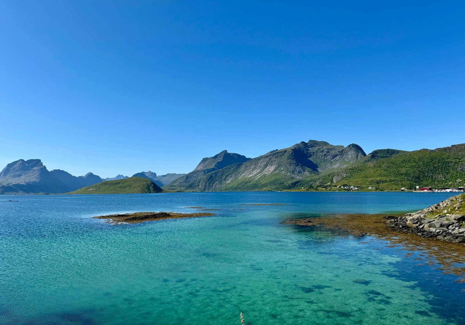 Montagnes et eau turquoise dans le Nordland en Norvège