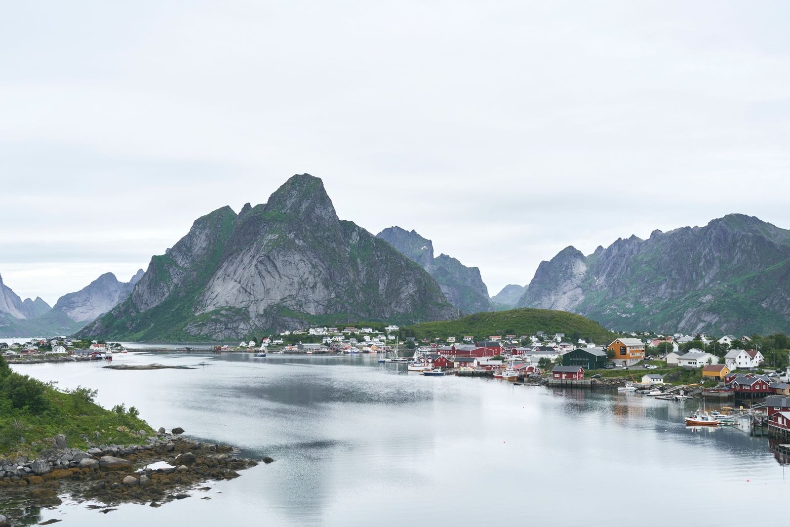 Village et montagnes des îles Lofoten en Norvège