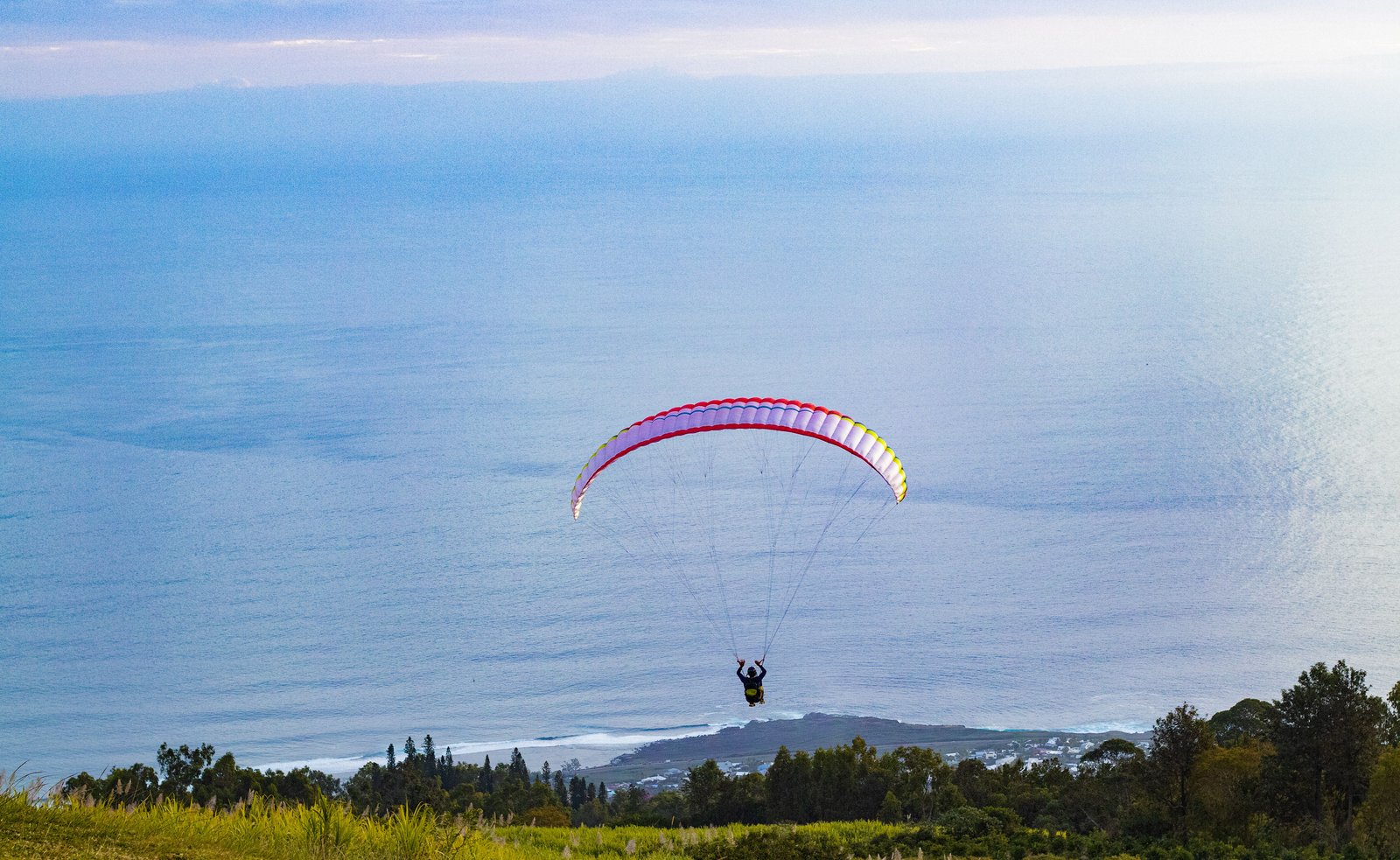 Parapente au-dessus du littoral de La Réunion, activité emblématique près de Saint-Leu