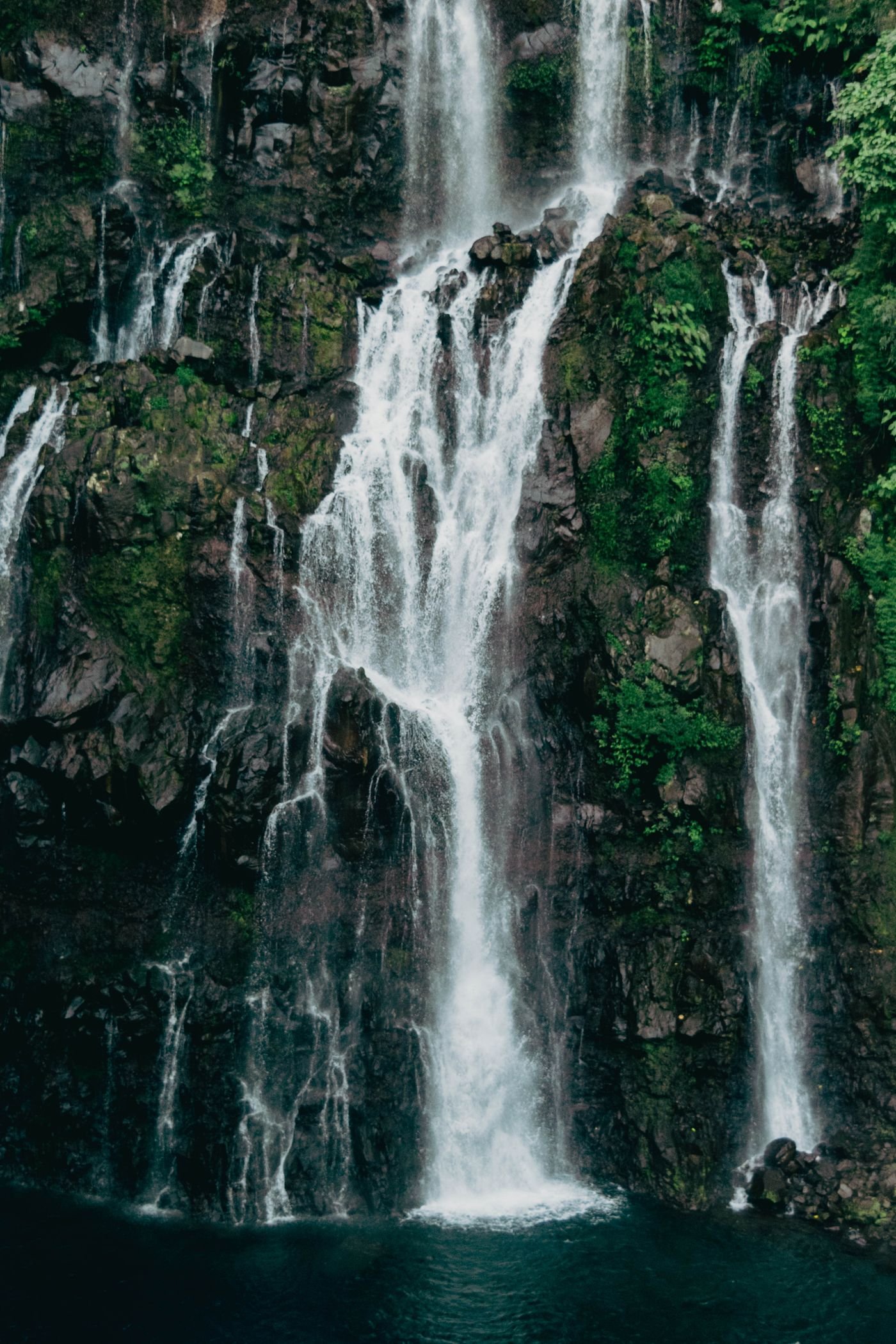 Cascade tropicale dans une végétation luxuriante à La Réunion