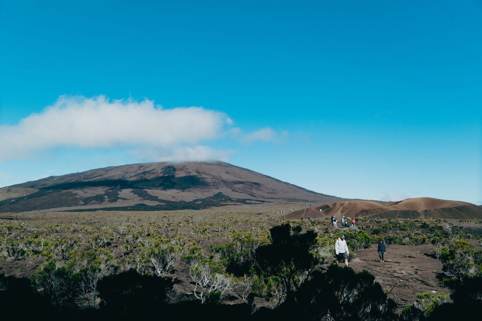 Randonneurs sur les hauteurs volcaniques de La Réunion